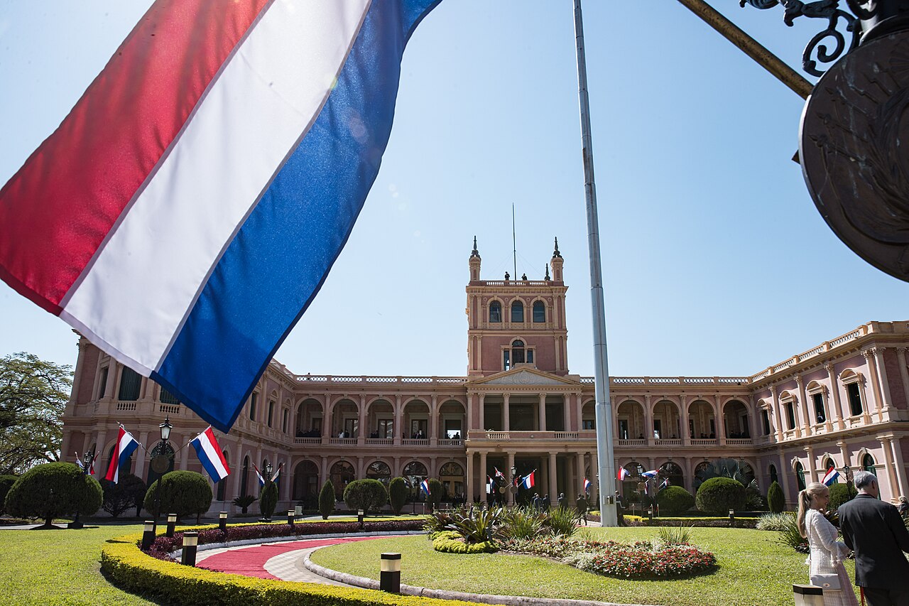 Palácio de López com a bandeira do Paraguai, em Assunção
